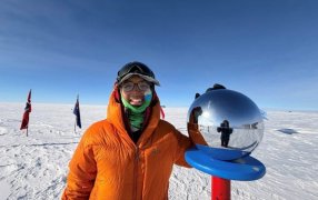 Kaamya Karthikeyan vuelve a batir un nuevo récord al convertirse en la india más joven en esquiar hasta el Polo Sur