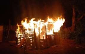 Garupá: Una vivienda en construcción fue consumida por las llamas, no se registraron víctimas ni lesionados, aunque las pérdidas materiales fueron totales