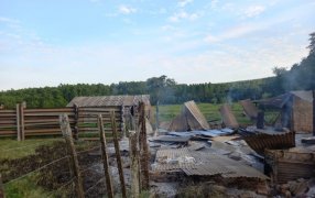 Jardín América: Incendio total de galpón, produciéndose la pérdida completa de electrodomésticos varios y alimentos destinados al ganado