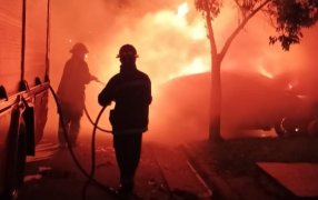 Oberá: Un vehículo se incendió durante la madrugada, según las primeras pericias, el siniestro habría sido originado por un desperfecto electromecánico, sin registrarse personas lesionadas