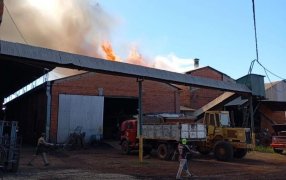 Bomberos controlaron un incendio en una cooperativa yerbatera en la localidad de Jardín América