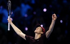 Tenis: Jannik Sinner le ganó a Carlos Alcaraz y se consagró bicampeón del ATP Finals