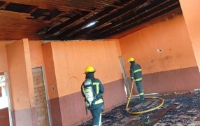 Jardín América: Bomberos controlaron un principio de incendio de un edificio, no hubo personas lesionadas