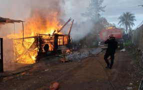 Posadas: Dos familias perdieron sus viviendas en un incendio registrado detrás del predio de Energía de Misiones, en la zona de La Tablada