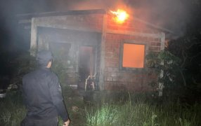 Posadas: Incendio de una vivienda en la zona oeste del Municipio, Bomberos logrando contener la propagación del fuego y evitar daños mayores en construcciones cercanas