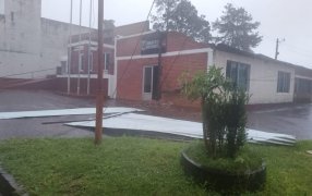 Misiones: Ráfagas de viento y lluvias afectaron varias localidades, la Policía Provincial relevó daños y asistió a familias afectadas