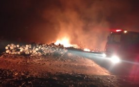 Capioví: Sofocaron un incendio, afectó una hectárea de malezas, incluyendo pastizales,  rollos de pino y alcanzando además un sector del tendido eléctrico