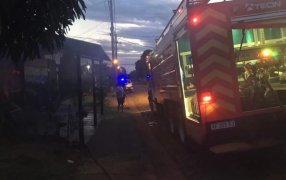 Bomberos sofocaron el incendio de un local comercial en el Barrio Miguel Lanús,  el fuego se habría iniciado por una garrafa