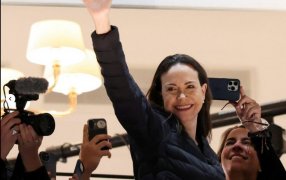 “¡Oslo, aquí estoy!”, María Corina Machado salió al balcón del hotel a saludar a sus seguidores y cantó el himno de Venezuela