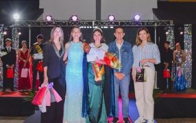 Micaela Gacek acompañó el cierre de la Estudiantina 2025 en su San Vicente natal, compartió la velada junto a cientos de estudiantes, docentes y familias y el Intendente local