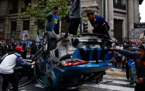 La marcha por los jubilados que terminó con enfrentamientos entre los barras y la policía, destrozos y heridos: Desde el Gobierno Nacional señalaron que la protesta fue un intento de desestabilización