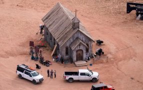 Acusan a Alec Baldwin de "homicidio involuntario" por el tiroteo fatal durante la filmación de la película "Rust"