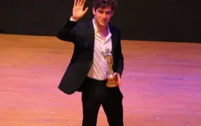 Furor por Franco Colapinto en los Olimpia y oro compartido con Dibu Martínez