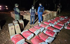 Prefectura Naval Argentina incautó un cargamento de cigarrillos ilegales y más mercadería sin aval aduanero en Misiones