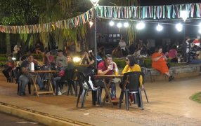 Apóstoles: Con más de 40 expositores entre; artesanos, feriantes y emprendimientos gastronómicos se realizó una nueva edición de la “Noche Agri-Cultura” en el marco del cierre del Black Friday