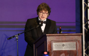 El Presidente Javier Milei recibió un premio en Washington y defendió su programa económico: “No consensuamos con el enemigo”