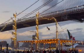 Dos muertos y decenas de heridos tras choque de velero de la Marina de México contra el puente de Brooklyn, según autoridades