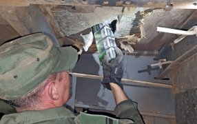 Transporte extranjero ocultaba cigarrillos de contrabando debajo de un container, el chofer del camión quedó detenido por la maniobra