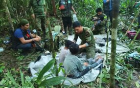Encuentran con vida a los cuatro niños desaparecidos tras accidente de avioneta en la selva de Colombia