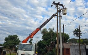 Posadas: Energía de Misiones reemplaza postes de madera por columnas de hormigón en el marco del Programa Sustituir
