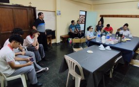 Posadas: Estudiantes de cuatro año del Instituto Superior Espíritu Santo diseñan prototipo de pechera inteligente para personas con discapacidad visual y lo prueban en el Centro de rehabilitación del Ciego