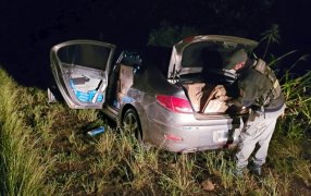 Automóvil con cigarrillos de contrabando fue abandonado luego de embestir un control de Gendarmería Nacional: Ocurrió durante la madrugada en el Municipio misionero de El Alcázar