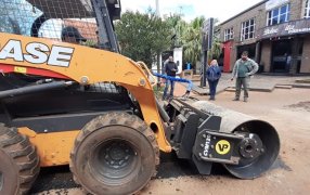 Continúan los trabajos de bacheos con asfalto en frío en Apóstoles, con personal y maquinaria del Municipio
