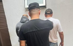 Violencia en la Estación de Trenes Internacional de Posadas: Taxistas agredieron al conductor de una Aplicación y fueron detenidos por la Policía de Misiones