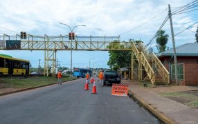 Posadas: Optimizan el puente peatonal de Travesía Urbana en la zona del Arroyo El Zaimán