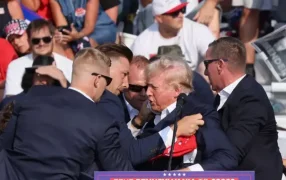 Pánico en un acto de Donald Trump: Se oyeron disparos mientras daba su discurso, su seguridad lo resguardó al instante