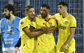Copa Libertadores: Jugador de Peñarol de Uruguay terminó en el Hospital tras un piedrazo de un hincha de Rosario Central