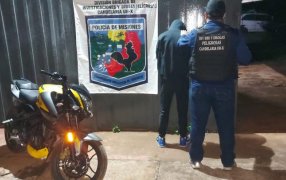 En operativos simultáneos la Policía de Misiones detuvo a dos acusados por robos de motocicletas y recuperó tres rodados, en el marco de distintos procedimientos realizados en las últimas horas en; Apóstoles, Candelaria y Campo Viera