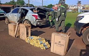 Automóvil robado evadió control de Gendarmería Nacional: El vehículo, que transportaba cigarrillos de contrabando, fue hallado luego que éste despistara