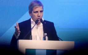 En el marco de la emisión cero: Caputo aseguró que "la brecha va a colapsar" y dijo que "desde el lunes no se van a imprimir más pesos"