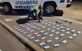 Pasajero llevaba adosados al cuerpo 60 teléfonos celulares