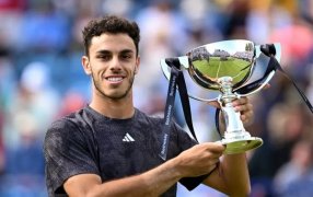Tenis: El argentino Francisco Cerúndolo, histórico título en el césped del ATP 250 de Eastbourne, se impuso en tres sets ante el estadounidense Tommy Paul
