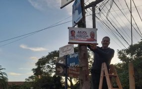 Apóstoles: Como lo había prometido en campaña, el ex candidato a Intendente Luis Quintana, horas después de los comicios comenzó a quitar la cartelería política de la vía pública, también el otro candidato del mismo frente Germán Ponce hizo lo mismo