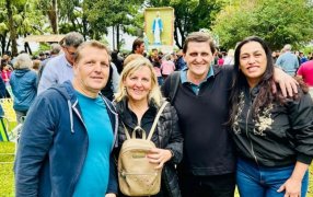 El Ministro Adolfo Safrán, junto a familiares acompaño la procesión de fieles al Monumento Mariano por el Día de la Inmaculada Concepción de la Santísima Virgen María en el sur de la provincia de Misiones