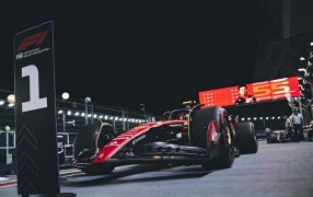 Carlos Sainz Jr., y Ferrari festejaron en la noche del Gran Premio de Singapur de Fórmula 1