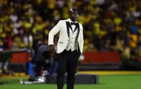 Quién es Segundo Castillo, el técnico de Barcelona de Ecuador que dirige en smoking