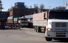 La devaluación provocó una inflación mensual récord en el transporte de cargas, 20,3%