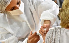 Casos menos graves que antes: Fernán Quirós advirtió sobre un aumento en los casos de COVID-19 en CABA y llamó a vacunarse