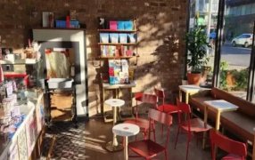 Canadá: Abrió una cafetería anticapitalista y al año se fundió, "pagá lo que puedas"