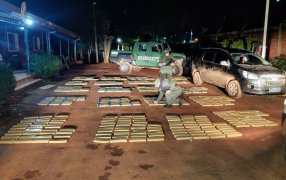 Dos individuos pretendieron evadir un control de Gendarmería utilizando un camino que no tenía salida, huyeron dejando atrás millonaria carga de marihuana