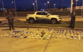 Ocultaron 190 teléfonos celulares sin aval aduanero en un transporte de pasajeros: Los dispositivos se encontraban acondicionados entre los paneles de la unidad