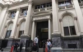 El Banco Central de la República Argentina tomó la decisión de devaluar 22% la moneda oficial y elevó el tipo de cambio oficial a los 350 pesos