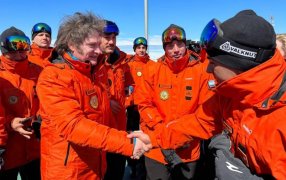 El Presidente Milei visita la base de Marambio en la Antártida, luego se trasladará a Esperanza