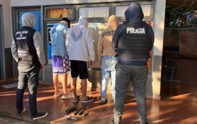 Posadas: Intimidaban a vecinos con "armas tumberas" fueron arrestados en la Chacra 181, los implicados, que tendrían antecedentes por hechos similares, fueron capturados en allanamientos simultáneos