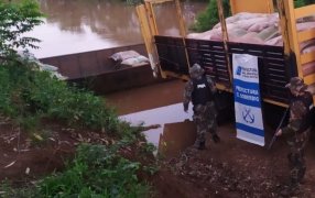 Misiones: Prefectura Naval Argentina secuestró más de 10 toneladas de soja, descargaban bultos desde un camión hacia una embarcación en Río Uruguay