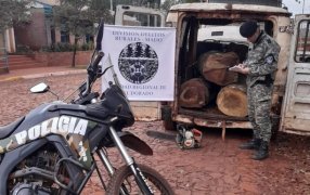 Apeo ilegal: Interceptan una trafic con rollos de laurel escondidos, también incautaron una motosierra y detienen a dos individuos
